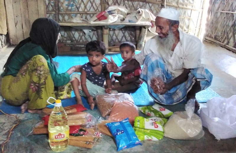 Una familia en Cox’s Bazar con su paquete de alimentos
