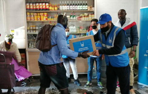 Nuestros compañeros haciendo entrega de un paquete de alimentos este Ramadán 2021