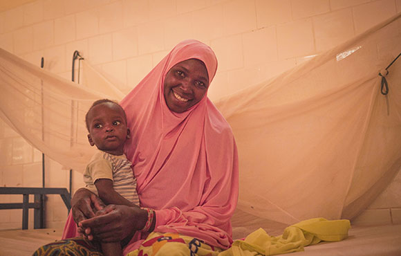 Hawa con su hijo en Niger