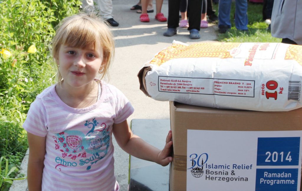 Niña bosnia con los paquetes de alimentos de Ramadán de Islamic Relief