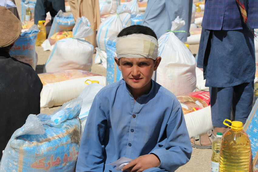 Niño afgano en el reparto de alimentos