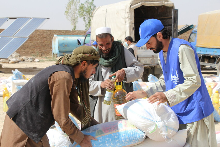 Personal de Islamic Relief distribuyendo paquetes de alimentos