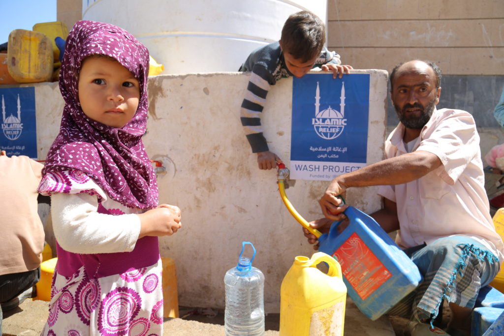 Personas recibiendo agua