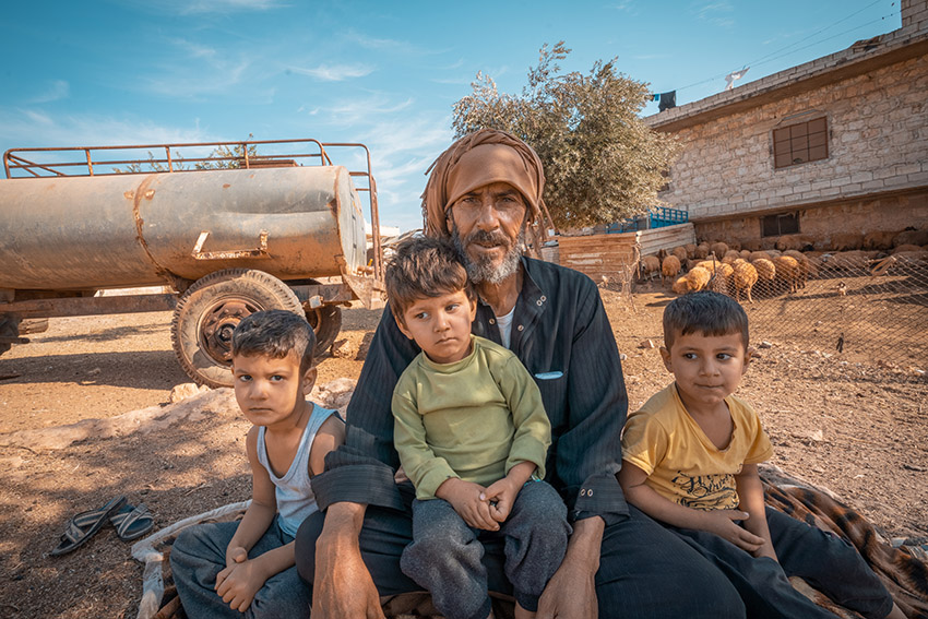 Abu Ziyad de Siria, que anteriormente vivía en extrema pobreza, ahora puede mantener a sus nietos gracias al apoyo de Islamic Relief.