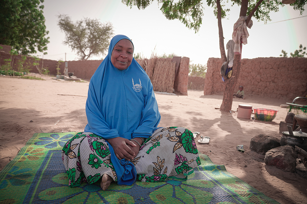 Rabi es una activista comunitaria que utiliza la capacitación de Islamic Relief para crear conciencia sobre la violencia de género y el matrimonio precoz/forzado en Níger.