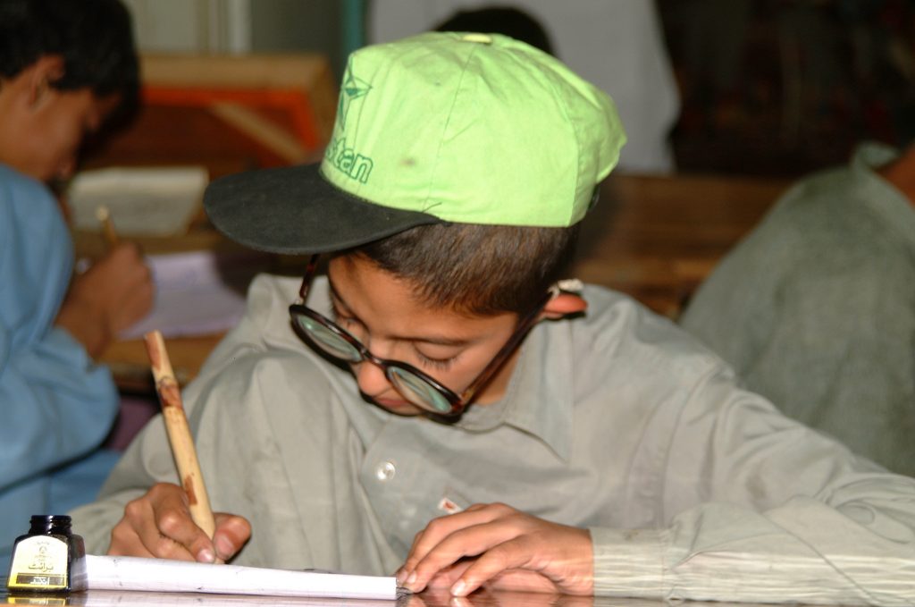 Niño estudiando en clase