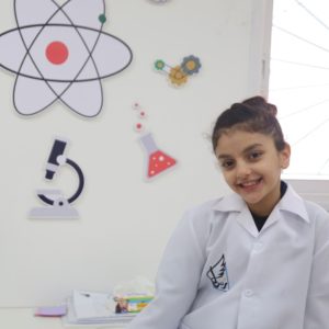 Niña en clase de ciencias