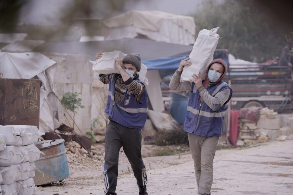 Trabajadores de Islamic Relief distribuyendo material de invierno