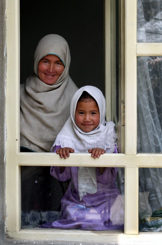 Niña huérfana y su madre