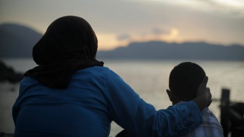 Niño huérfano y su madre