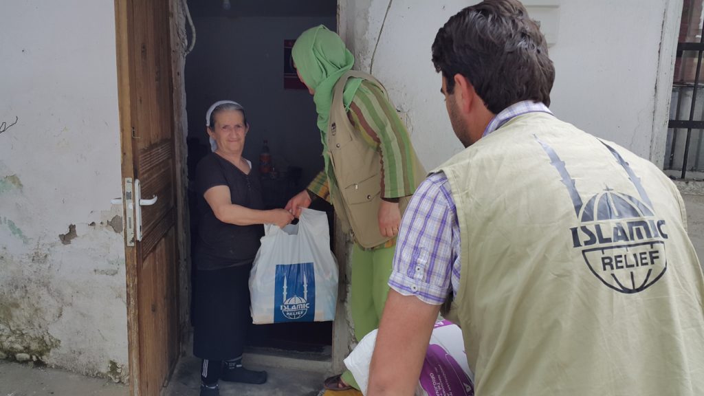 Trabajadores de Islamic Relief en Albania distribuyendo alimentos a una mujer