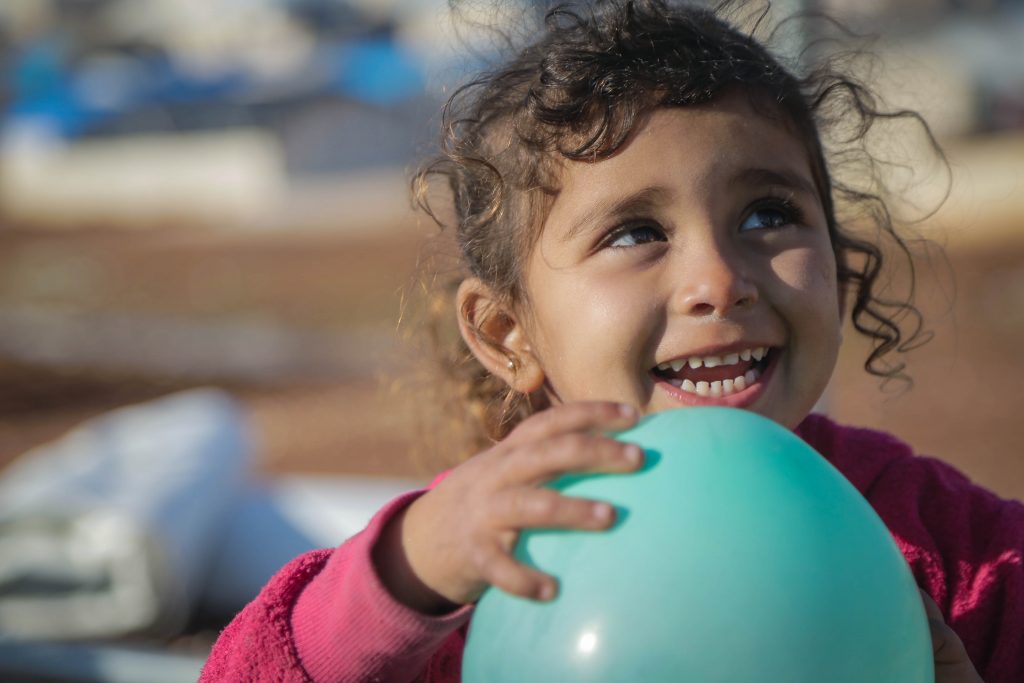 Niña jugando con un globo