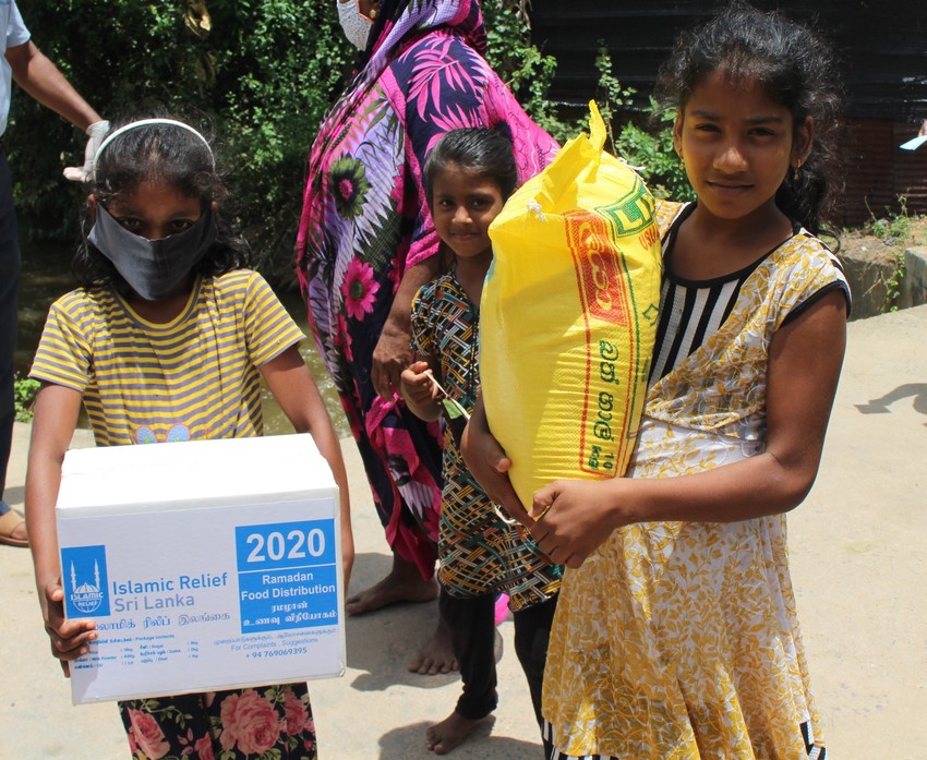 Niñas de Sir Lanka con el paquete de alimentos de Ramadán