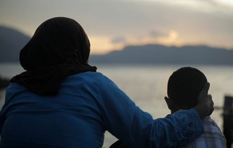Niño huérfano y su madre