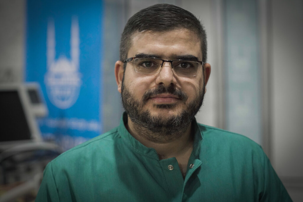 El cardiólogo Dr. Farouk Al-Mohammed trabaja en el Centro de Cirugía Cardíaca en Idlib de Islamic Relief.