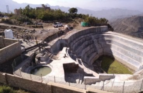 Estanque de agua artificial en Yemen