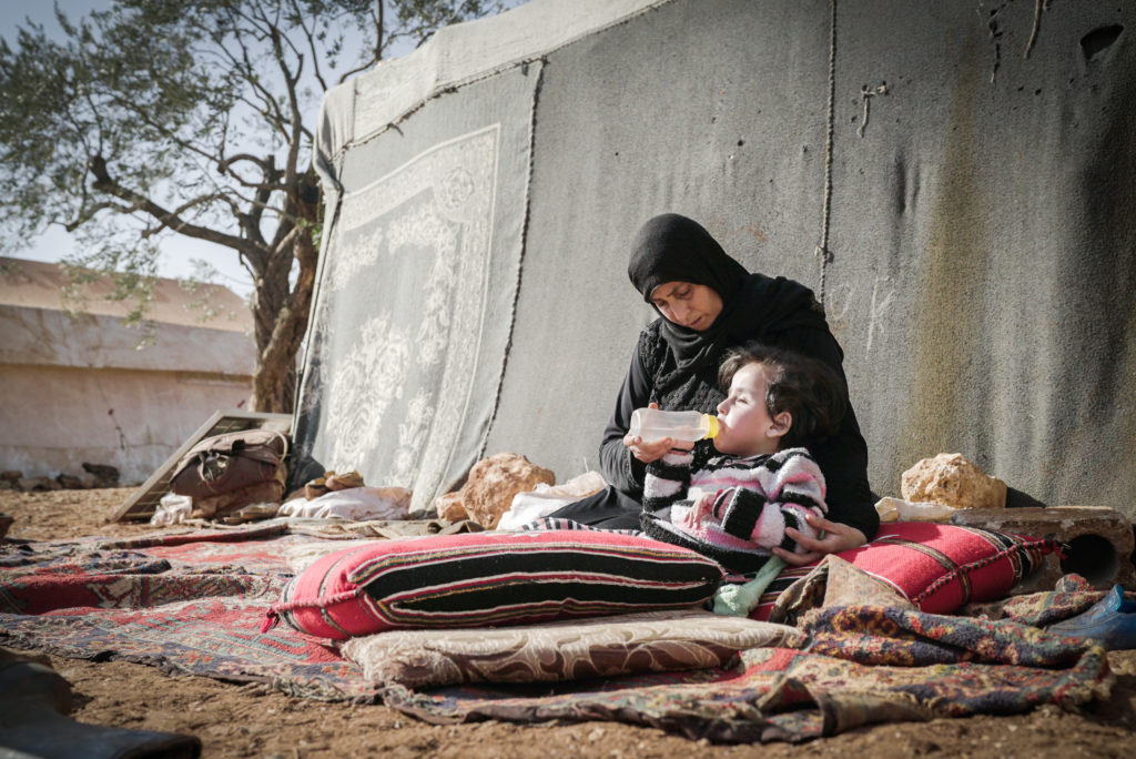 Mujer siria amamantando a su niño