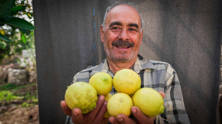 Una fuente de agua potable significa que Mustafa, de 58 años, es una vez más capaz de alimentar a sus hijos.