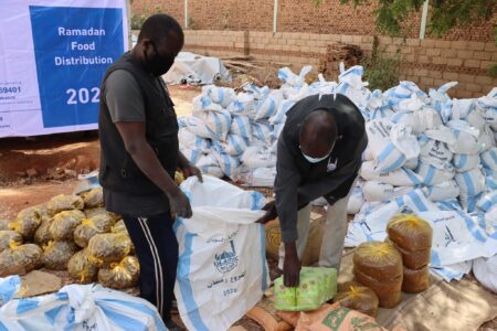 Familias recibiendo paquetes de alimentos de Ramadán 2022