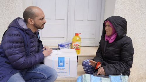 Familias recibiendo paquetes de alimentos de Ramadán 2022