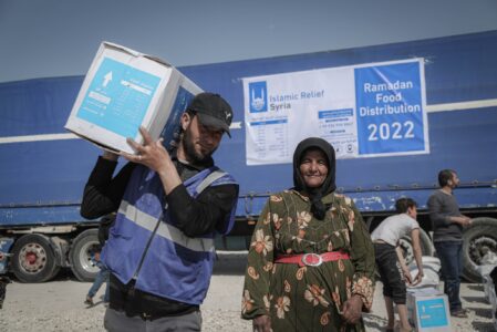 Familias recibiendo paquetes de alimentos de Ramadán 2022