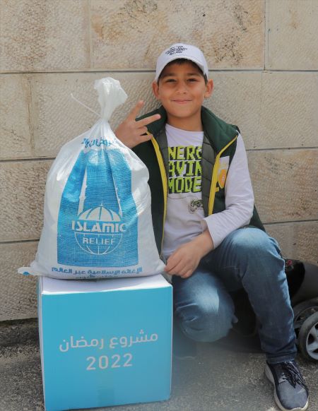 Familias recibiendo paquetes de alimentos de Ramadán 2022