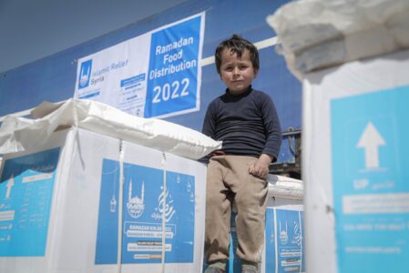 Familias recibiendo paquetes de alimentos de Ramadán 2022