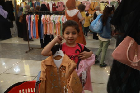 Regalo del Eid a un niño