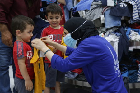 Regalo del Eid a un niño