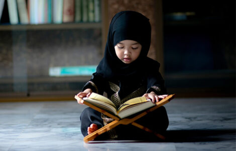 Niña leyendo el Corán