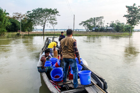 Trabajador humanitario asistiendo las inundaciones de Bangladesh