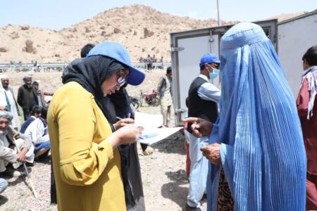 Fátima con una trabajadora humanitaria en Afganistán