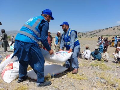 Trabajadores humanitarios dando soporte al terremoto en Afganistán