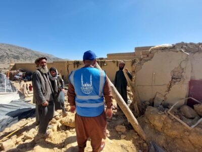 Trabajadores humanitarios dando soporte al terremoto en Afganistán