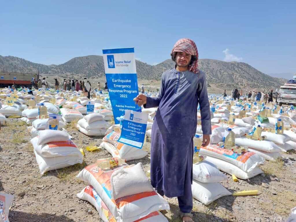 Trabajadores humanitarios dando soporte al terremoto en Afganistán