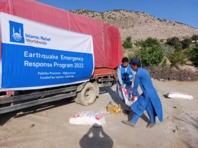 Trabajadores humanitarios dando soporte al terremoto en Afganistán