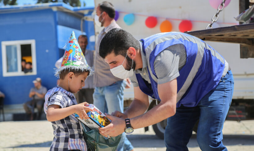 Regalo del Eid a un niño vulnerable