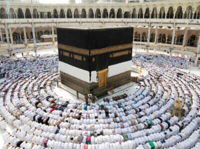 Orando frente a la Kaaba (La Meca)
