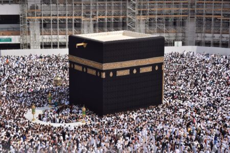 Peregrinos realizando tawaf alrededor de la Kaaba