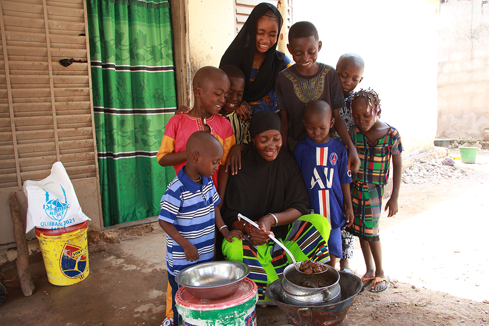 Mariam cocina para sus hijos con la carne de Udhiya recibida a través de Islamic Relief.