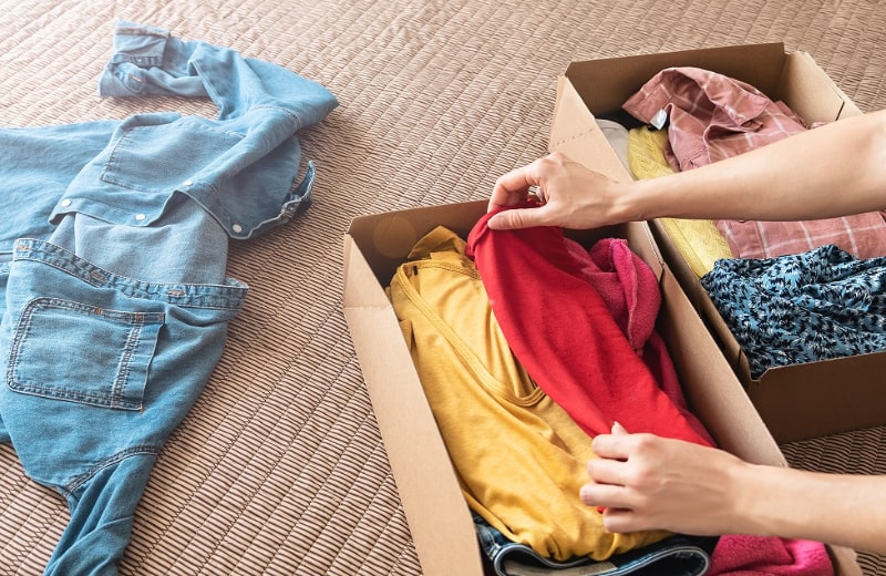 Mujer doblando y empaquetando la ropa