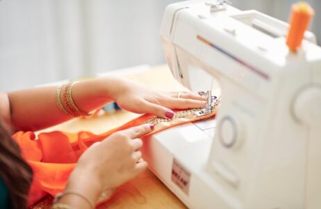 Mujer utilizando una máquina de coser