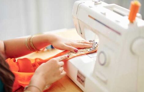 Mujer utilizando una máquina de coser