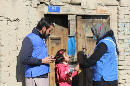 Trabajador de Islamic Relief distribuyendo comida