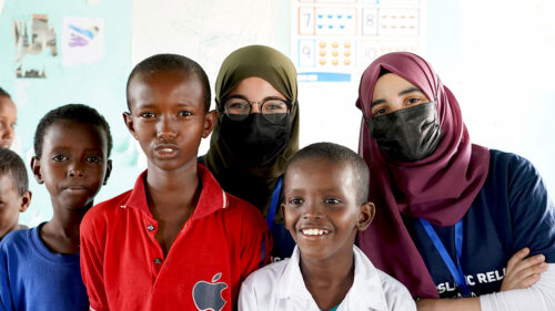 Niños en Kenia con compañeras de Islamic Relief España