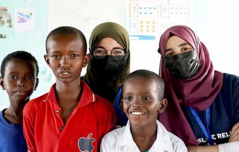 Niños en Kenia con compañeras de Islamic Relief España