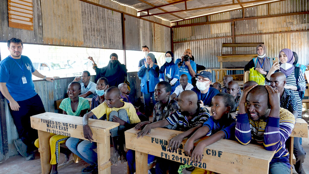 Staf de Islamic Relief en un colegio de Kenia