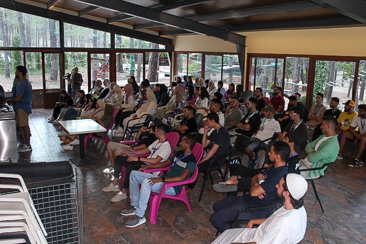 Voluntarios de Islamic Relief España recibiendo formaciones