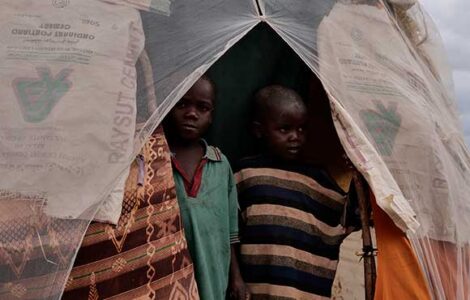 Niños en Somalia en su tienda de campaña