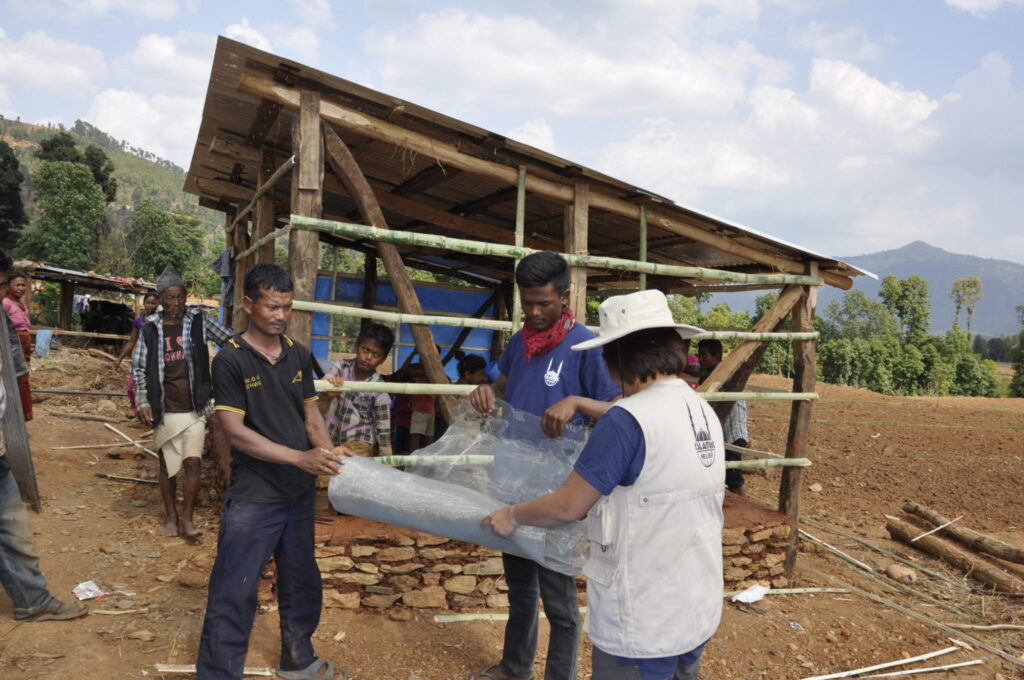 El equipo de IR y los voluntarios construyendo un refugio temporal en Bhimtar Village Sindupalchowk